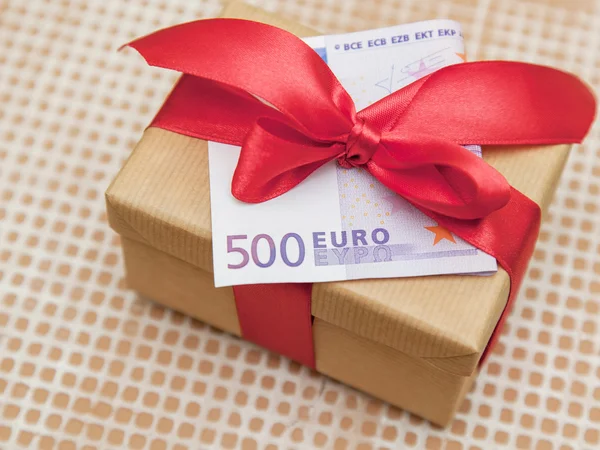 Gift box with euro banknote — Stock Photo, Image