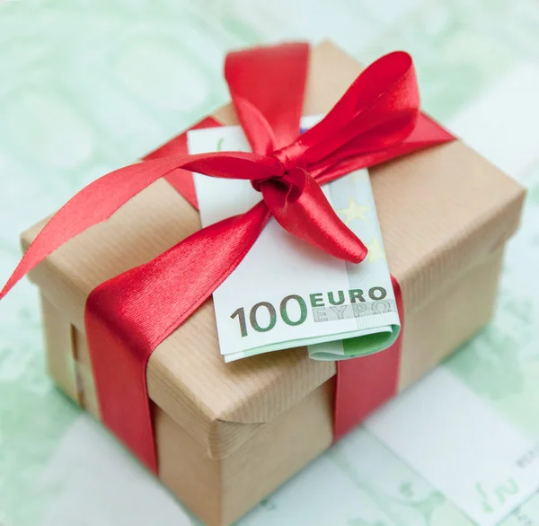 Gift box with euro banknote — Stock Photo, Image