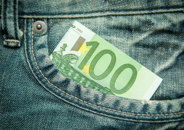 100 euros dans la poche de jeans — Photo