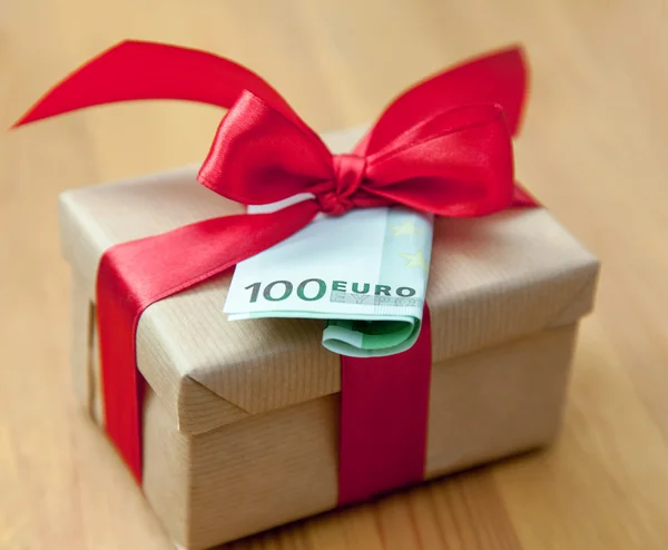 Gift box with euro banknote — Stock Photo, Image