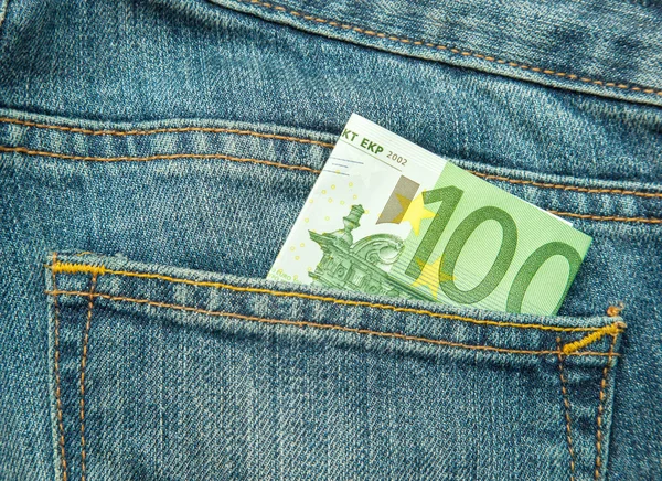 100 euros dans la poche de jeans — Photo