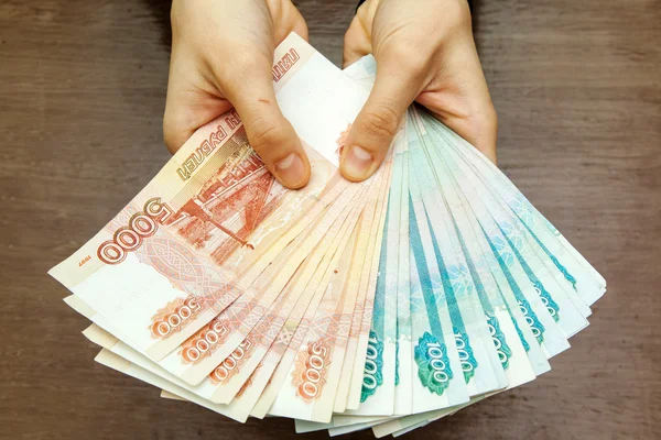 Muchos rublos billetes en manos humanas — Foto de Stock