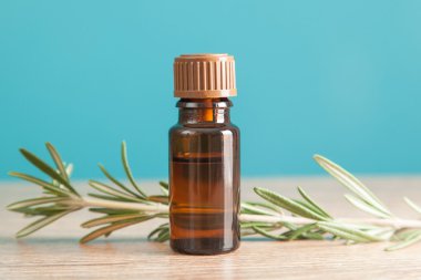 aromatik yağı ve biberiye ile şişe