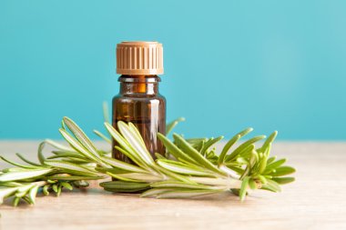 aromatik yağı ve biberiye ile şişe