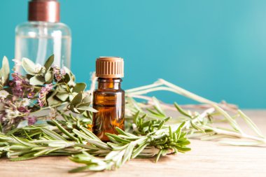 aromatik yağı ve biberiye ile şişe