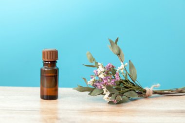 şişe aroma yağı ve kır çiçekleri