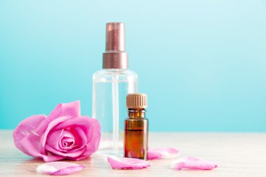 şişe ile aromatik yağ ve pembe Gül