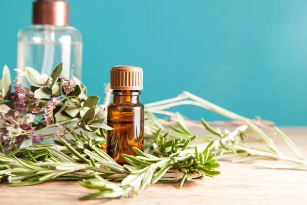 aromatik yağı ve biberiye ile şişe