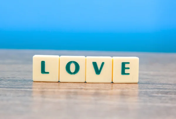Liebeswort auf Holztisch — Stockfoto