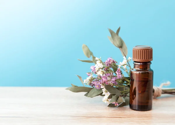 Flasche Aromaöl und Wildblumen — Stockfoto