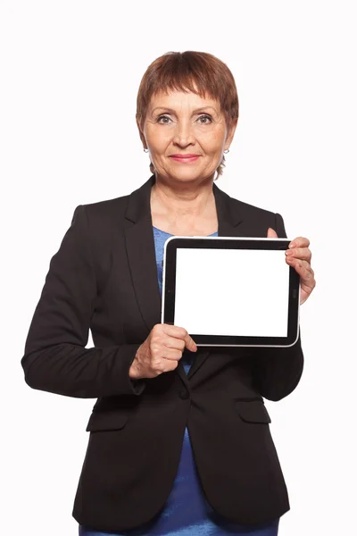 Привлекательная женщина 50 лет с планшетом в руках — стоковое фото