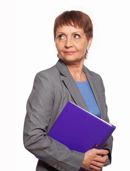 Attraktive 50-jährige Frau mit einem Ordner für Dokumente — Stockfoto