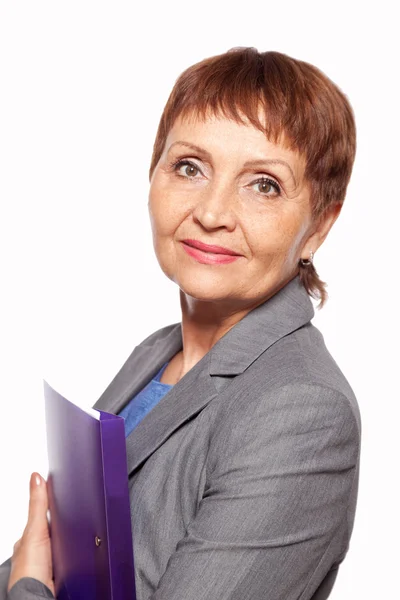 Çekici bir kadın 50 yaşında için belgeleri içeren bir klasör — Stok fotoğraf