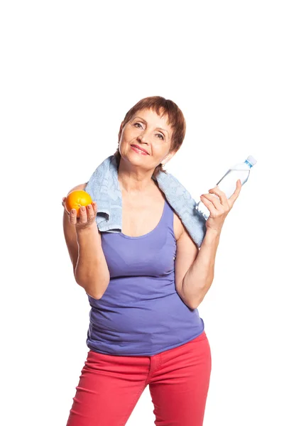 Donna attraente 50 anni con un'arancia e una bottiglia d'acqua — Foto Stock