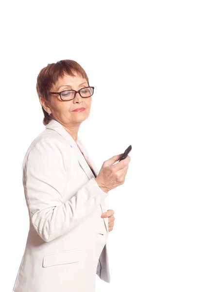 Aantrekkelijke vrouw spreekt 50 jaar door mobiele telefoon — Stockfoto