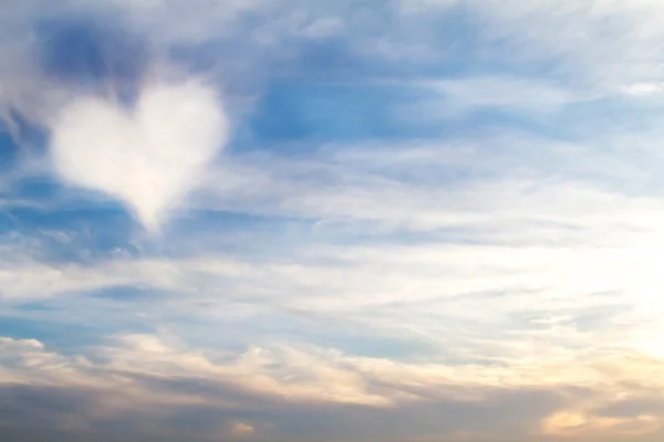 Nuvola a forma di cuore nel cielo — Foto Stock