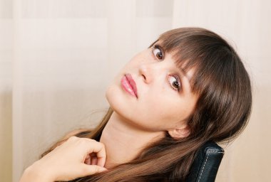 Güzel bir genç kadının portresi.