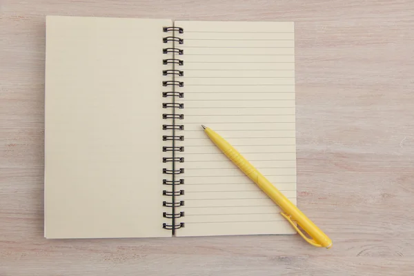 Notebook e lápis na mesa, vista de cima — Fotografia de Stock