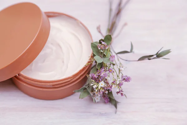 vücut kremi ve kır çiçekleri ahşap tablo