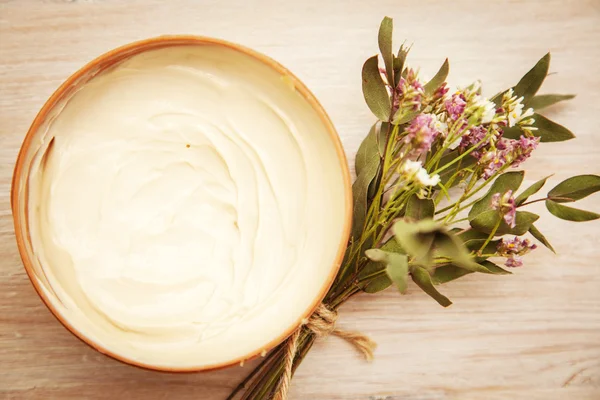 vücut kremi ve kır çiçekleri ahşap tablo