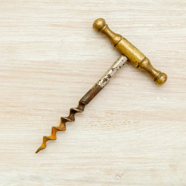 Vintage corkscrew op een houten tafel — Stockfoto