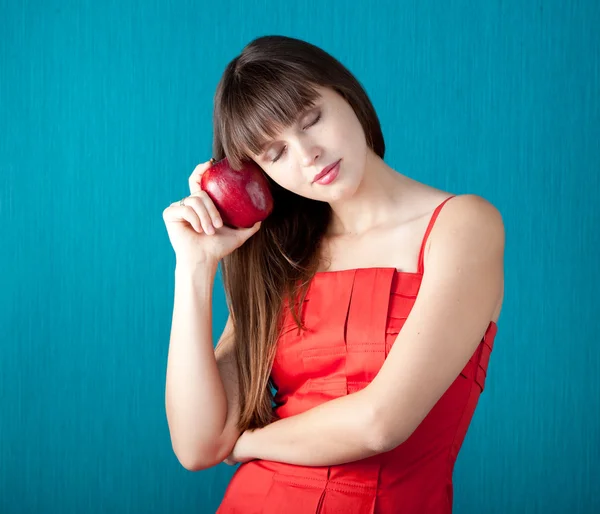 Bella giovane donna con una mela rossa — Foto Stock