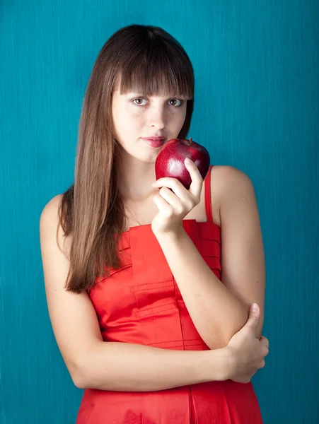 漂亮的年轻女人，有一个红色的苹果 — 图库照片