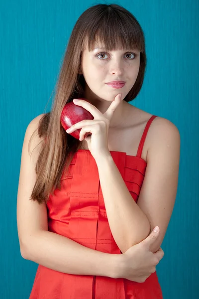 Belle jeune femme avec une pomme rouge — Photo