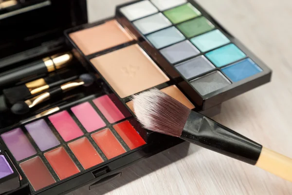 Set for make-up. Eyeshadow, powder, brushes. — Stock Photo, Image