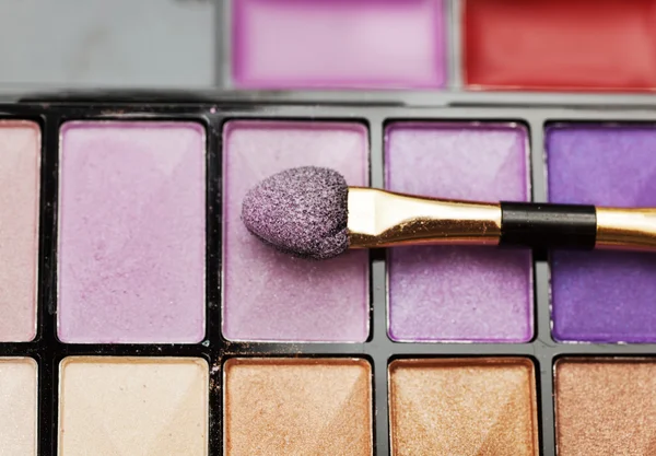 Set for make-up. Eyeshadow, powder, brushes. — Stock Photo, Image