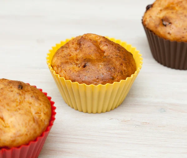 Zelfgemaakte cakejes op een houten tafel — Stockfoto