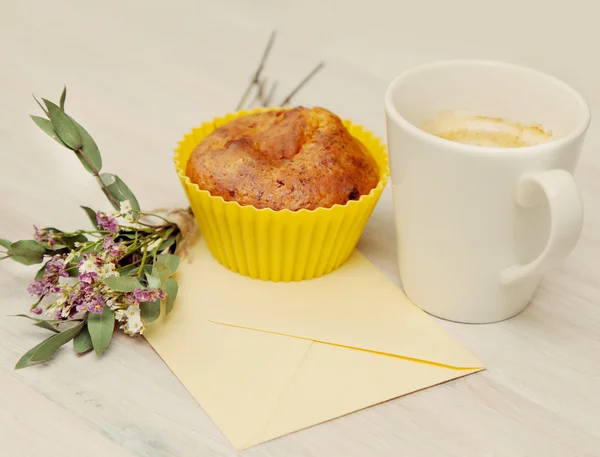 Homemade cupcake mug with coffee — Stock Photo, Image