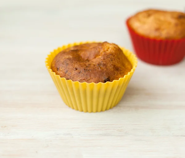 Hausgemachte Cupcakes auf einem Holztisch — Stockfoto