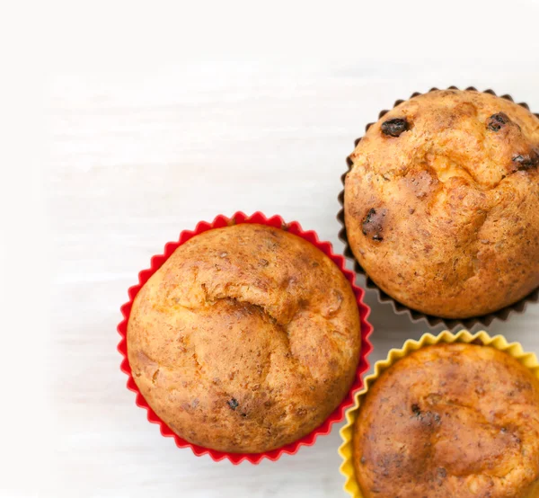 Tres cupcakes caseros sobre la mesa —  Fotos de Stock