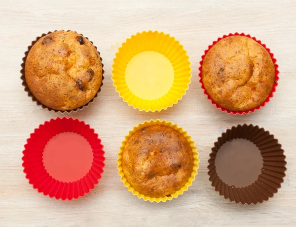 Hausgemachte Cupcakes auf einem Holztisch — Stockfoto