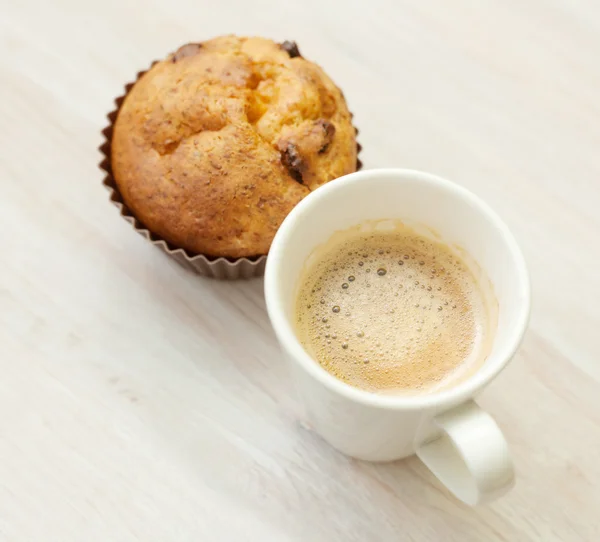 Hausgemachter Kuchen und ein Becher Kaffee — Stockfoto