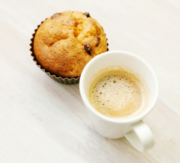 Hausgemachter Kuchen und ein Becher Kaffee — Stockfoto