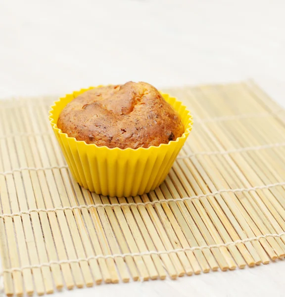 One homemade cupcake on a wooden table — Stock Photo, Image