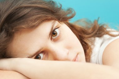 dalgalı saçlı güzel genç kadın yatıyor, yumuşak odak