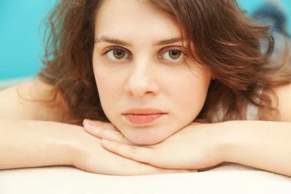 Bella giovane donna con i capelli ondulati si trova, in soft focus — Foto Stock