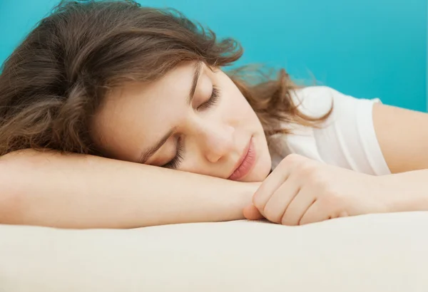 Beautiful young woman sleeping, hugging pillow, in soft focus — Stock Photo, Image