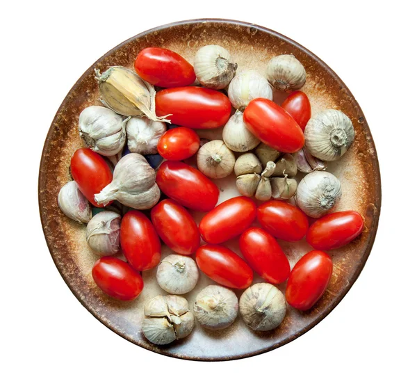 Wiśniowe pomidory i czosnek, na białym tle — Zdjęcie stockowe
