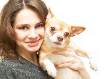 chihuahua köpek izole olan güzel kadın