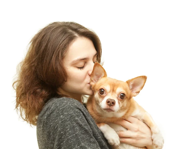 Hermosa joven mujer con chihuahua perro aislado —  Fotos de Stock