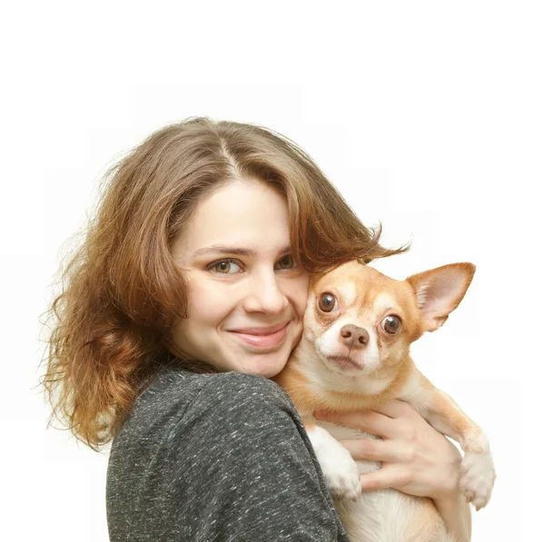 Bela jovem mulher com chihuahua cão isolado — Fotografia de Stock