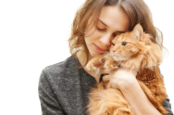 Kaunis nuori nainen 20 vuotta pörröinen punainen kissa eristetty — kuvapankkivalokuva