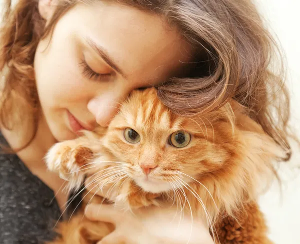 Portrait of beautiful young woman 20 years with a fluffy red ca — Stock Photo, Image