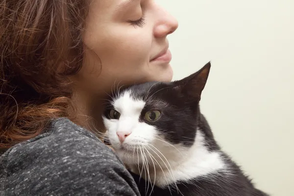 tek renkli siyah ve beyaz kedi olan güzel kadın