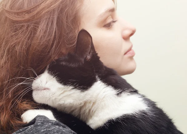 Bela jovem mulher com monocromático gato preto e branco — Fotografia de Stock