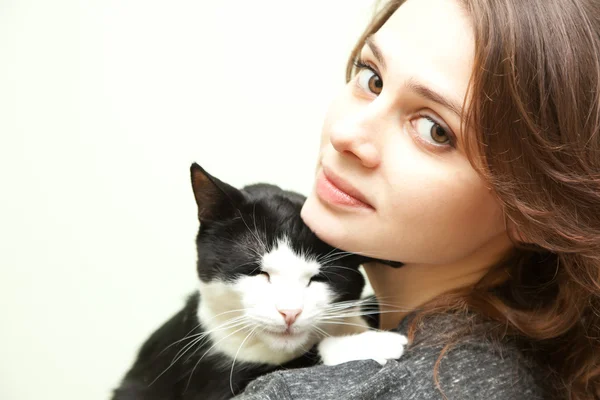 Belle jeune femme avec chat monochrome noir et blanc — Photo